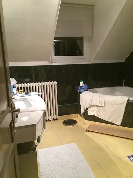 Salle de bain ancienne sous pente avant la création d'une suite moderne par Home Feeling à Montmorency.