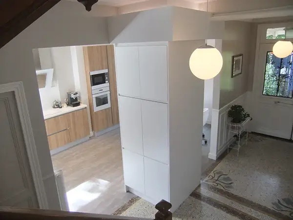 Blocs de rangement blancs dans une meulière rénovée par Home Feeling à Montmorency