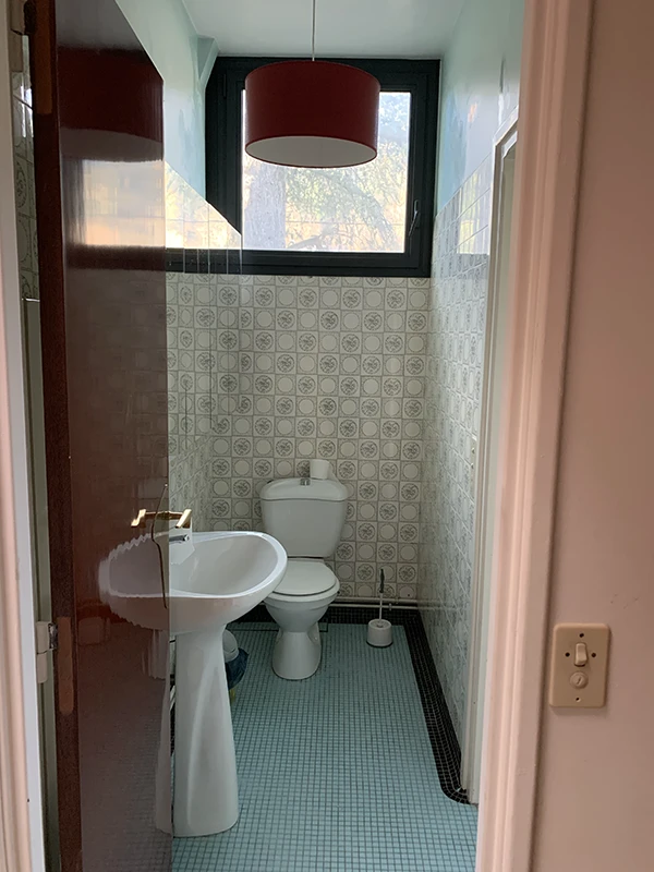 Toilettes d'origine avant le relooking total par Home Feeilng à Pontoise
