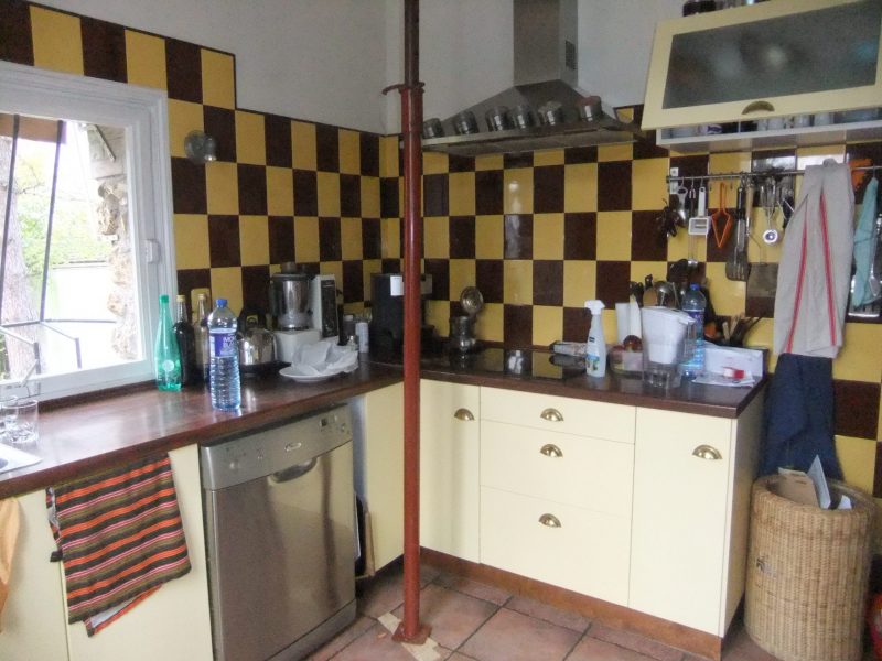 Cuisine d'origine sombre et cloisonnée dans une meulière à Montmorency avant l'intervention de Home Feeling