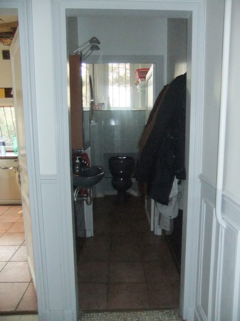 Vue de l'entrée et des toilettes avant transformation de l'espace par l'agence Home Feeling à Montmorency