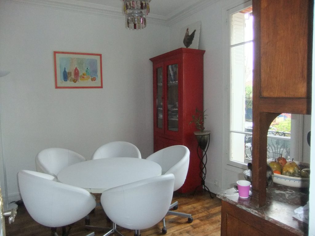 Ancien séjour d'une meulière à Montmorency avant rénovation complète et optimisation par Home Feeling