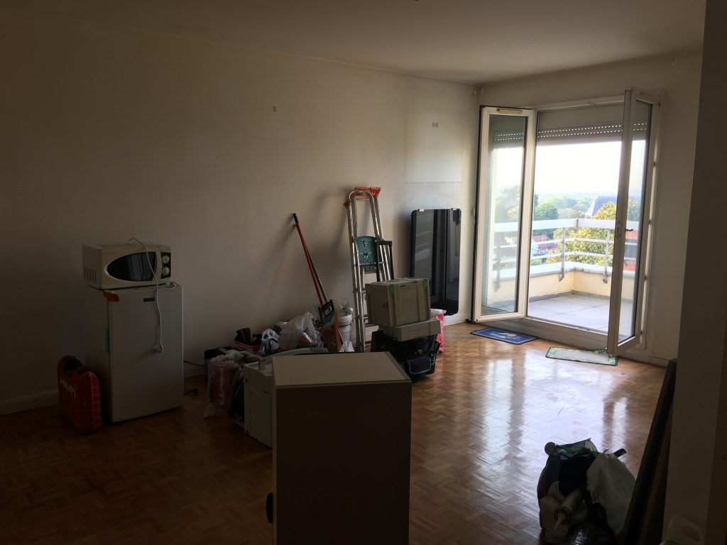 Chantier de rénovation avec démolition de cloisons dans un appartement rénové par Home Feeling dans le Val d'Oise